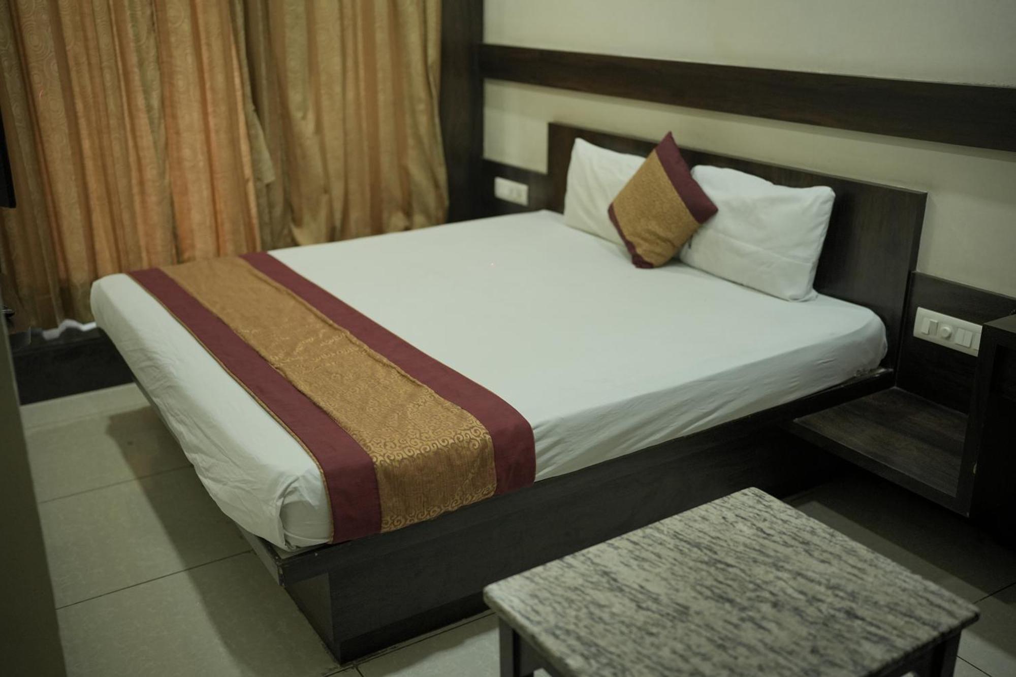 Atharva Hotel กุลบาร์กา ภายนอก รูปภาพ