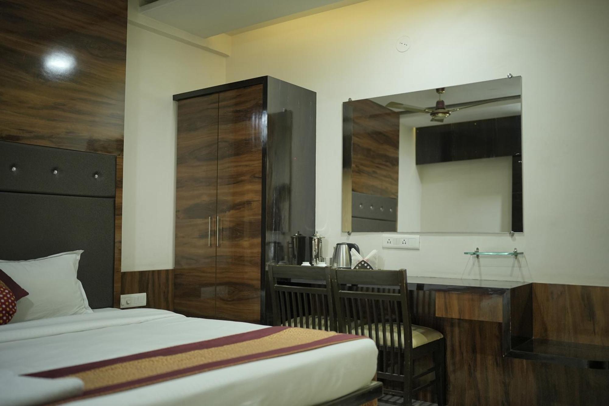 Atharva Hotel กุลบาร์กา ภายนอก รูปภาพ