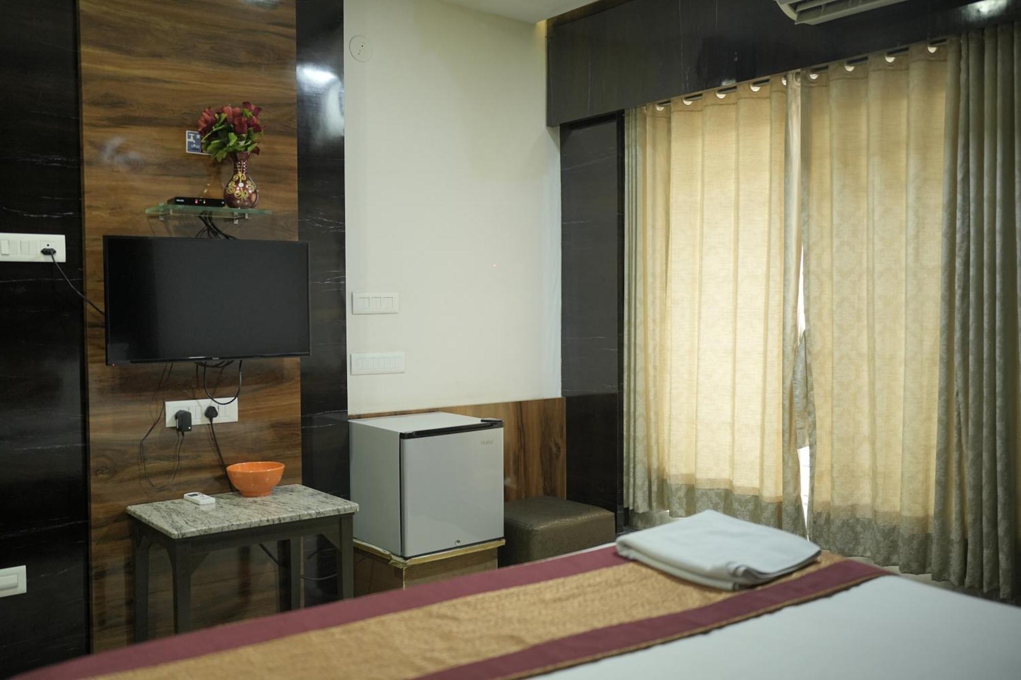 Atharva Hotel กุลบาร์กา ภายนอก รูปภาพ